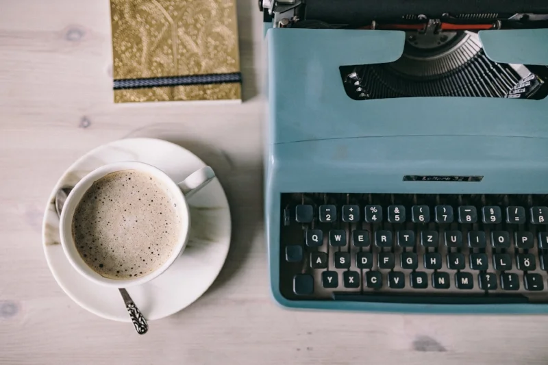 kaboompics_Working with old typewriter in the rainy day.jpg
