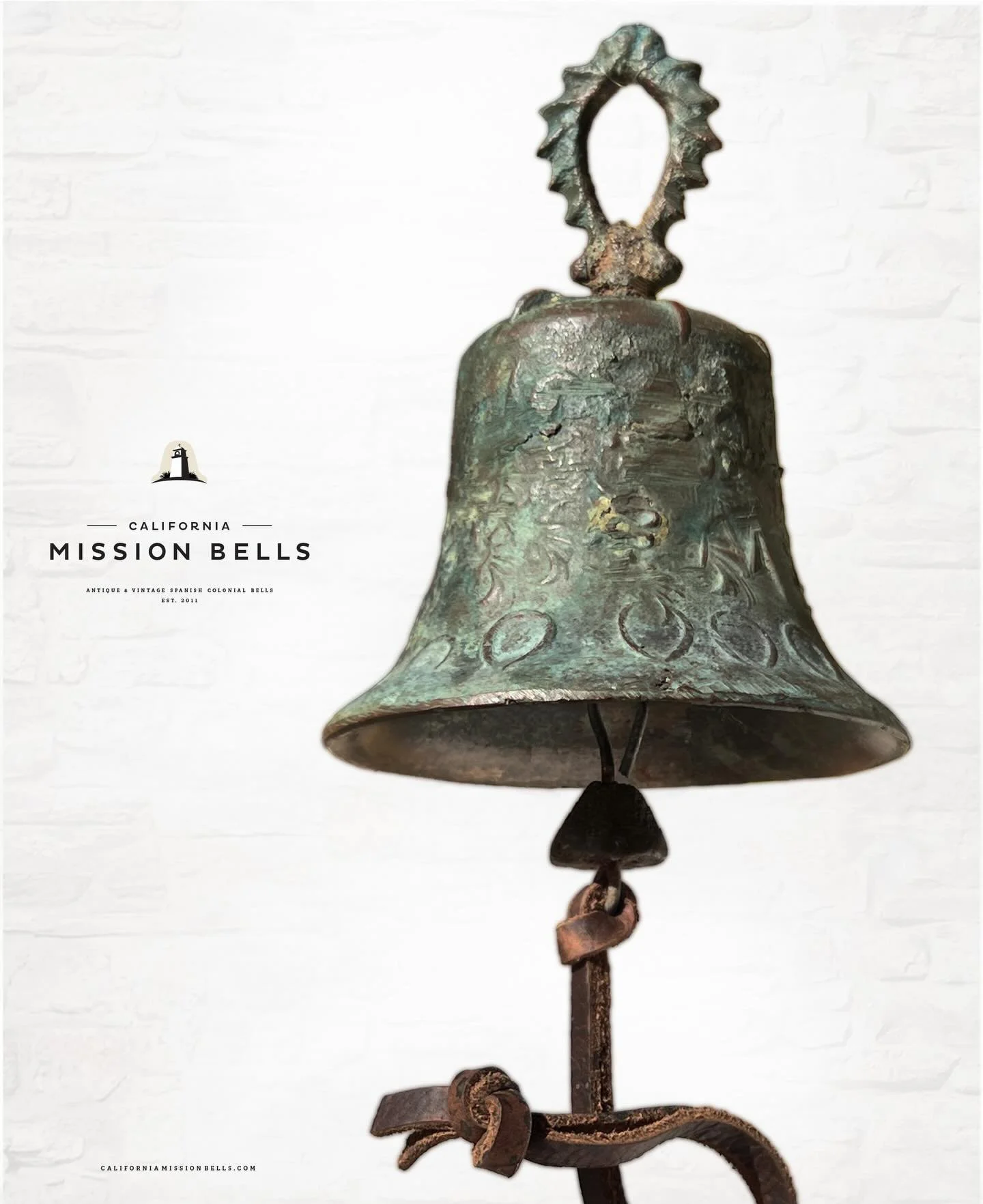 Vintage handbell with an overall floral design and raised text of &lsquo;1811 MEJICO&rsquo;.
*
*
*
#missionbell #missionbells #spanishmission #spanishcolonial #spanishcolonialbell #spanishcolonialstyle #spanishcolonialdecor #antiquebell #vintagebell 