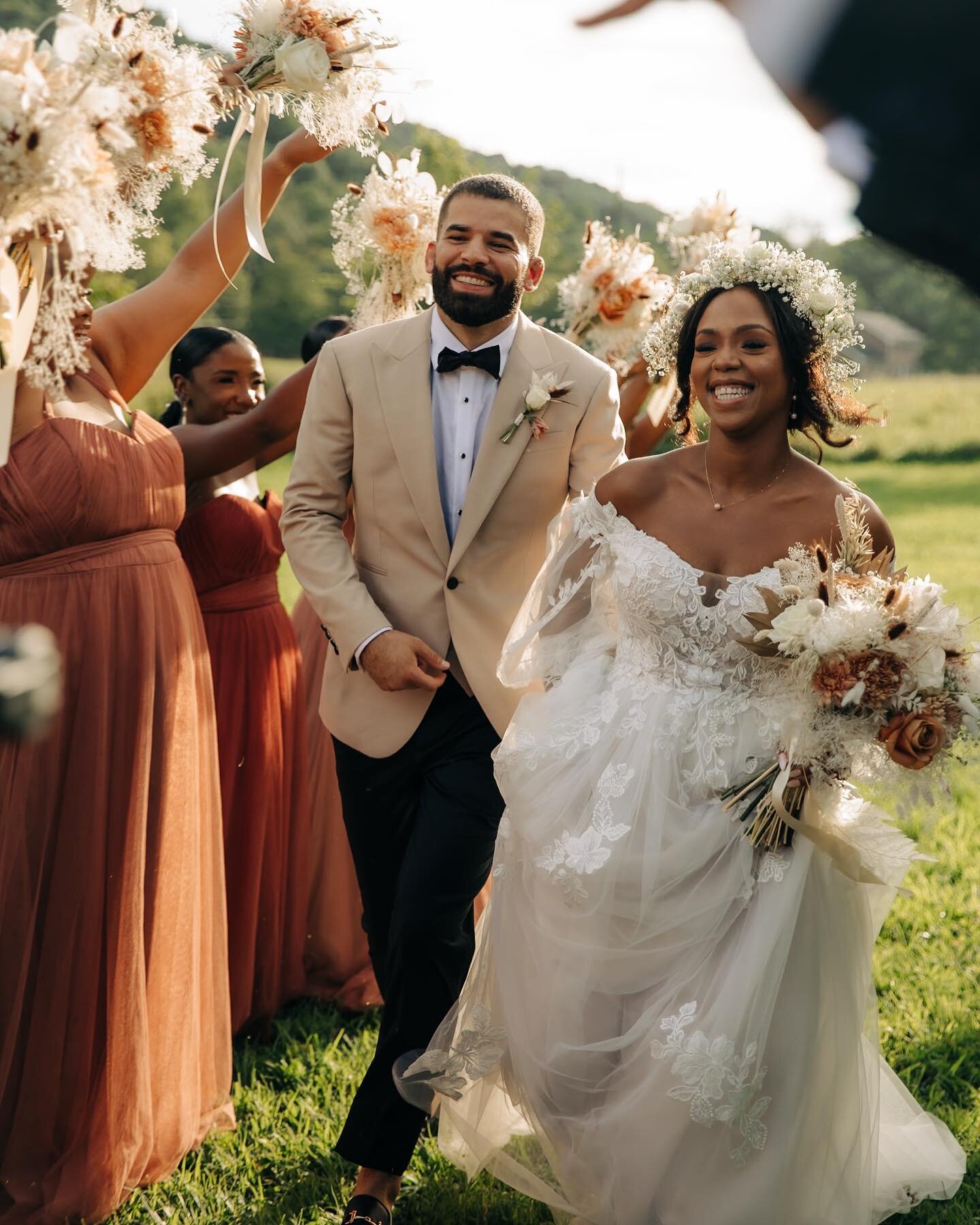 Obsessed with this summer wedding that I second shot for @jamibarryphoto last year 😍