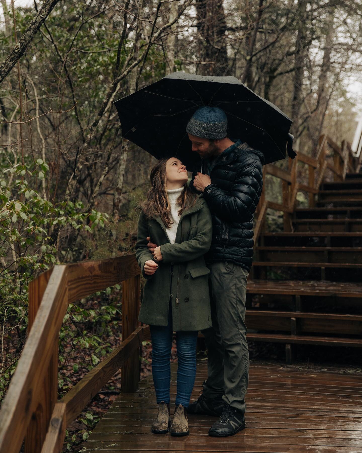 Maybe rainy engagement photos are my new favorite?😍 can&rsquo;t wait to for @kelly.daniels &amp; Scotty&rsquo;s wedding next month!!!