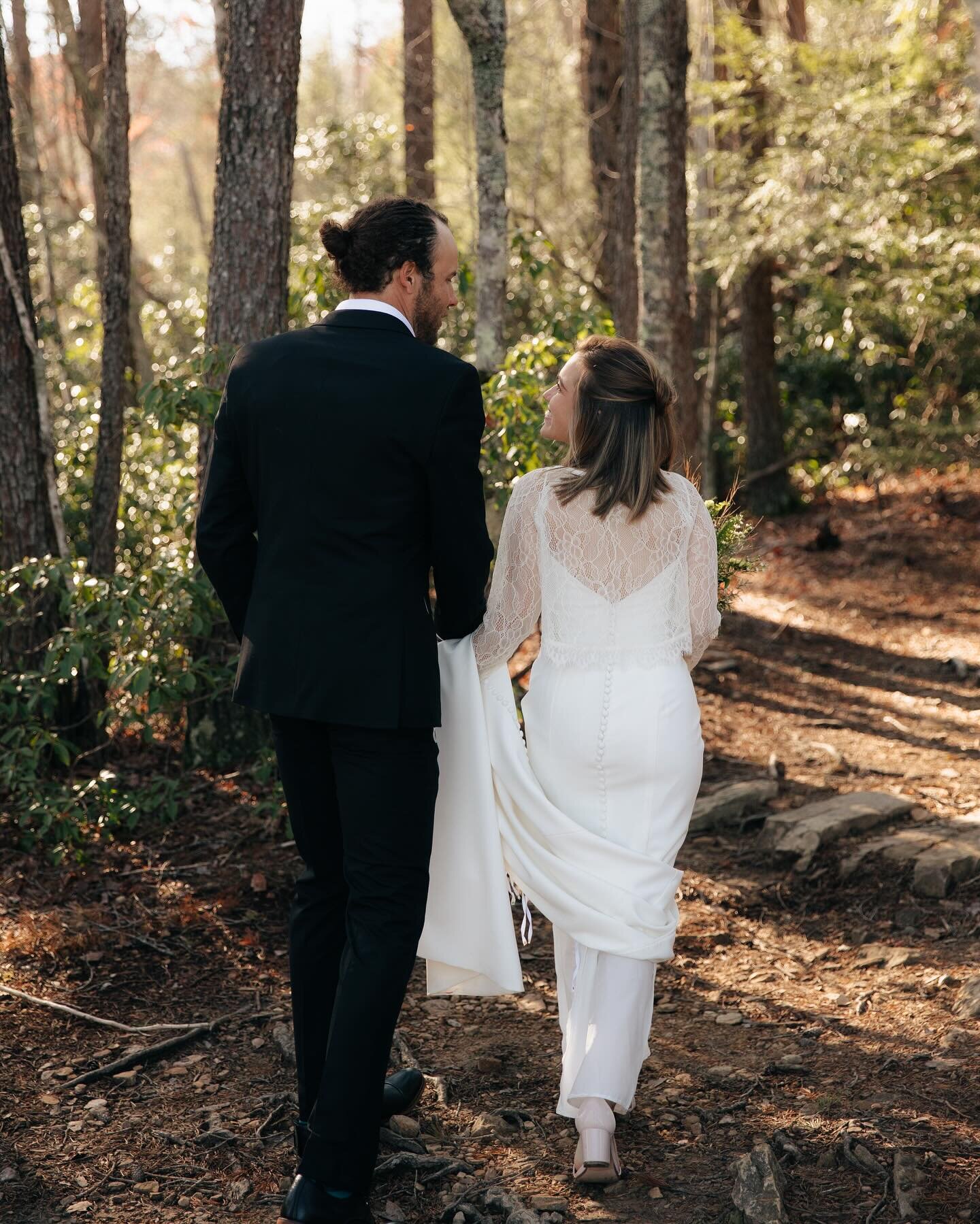 Kelly &amp; Scotty 🤍

This wedding was such a dream to photograph. Kelly and Scotty love spending time together outdoors. This was reflected in all of the details of the day, from saying &ldquo;I do&rdquo; in front of the bluffs and waterfall, to th