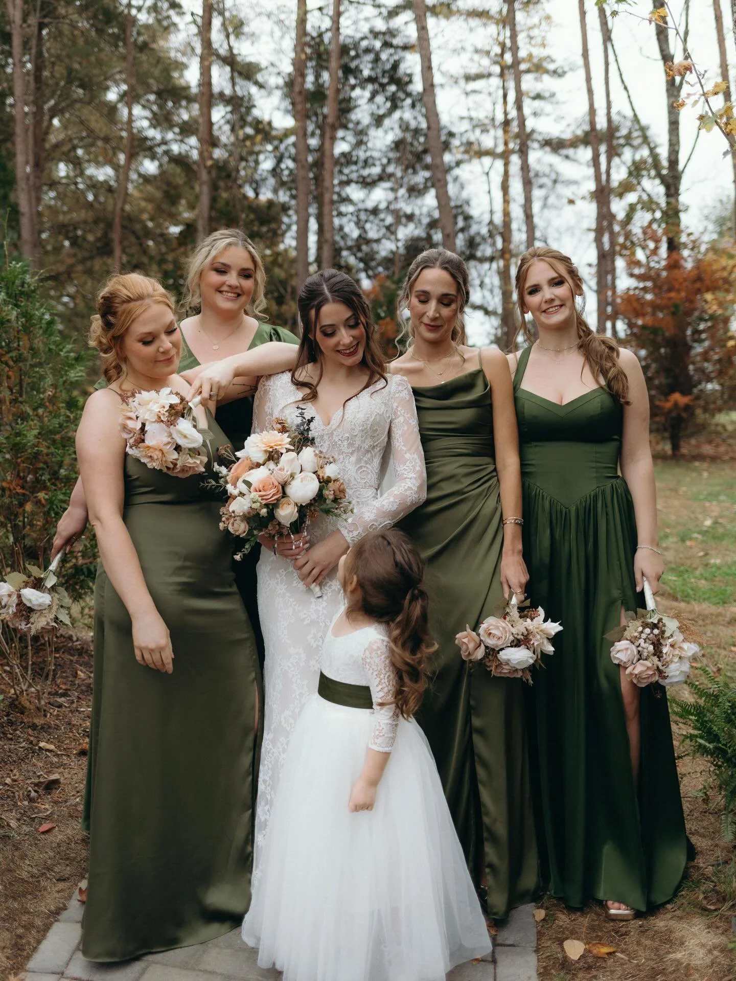 Elizabeth with her girls on the morning of her November wedding 💚