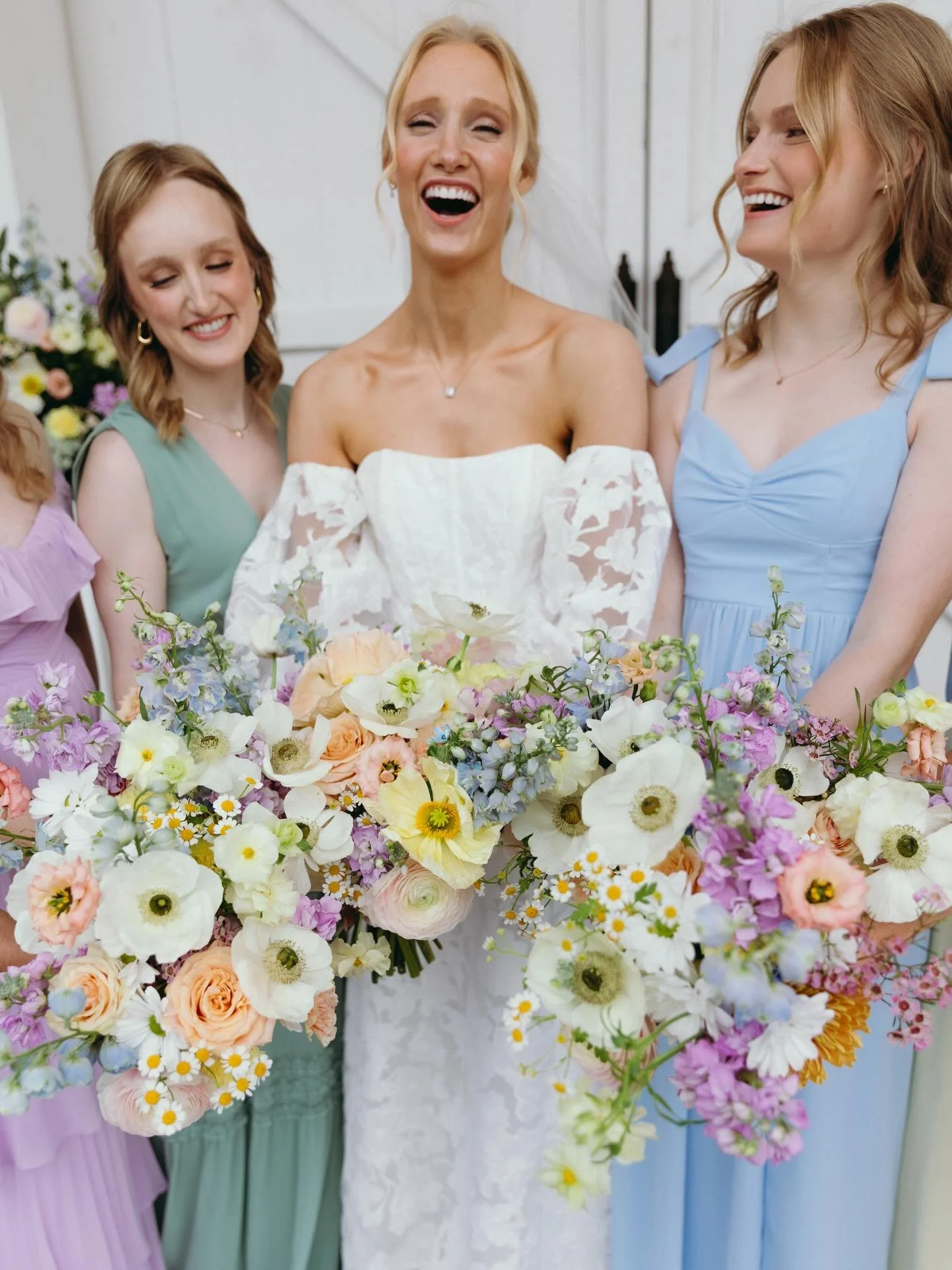 Spring dreams 💐 💕🤍

Venue: @thewhitedovebarn 
Florals: @nashvillefloralstudio
HMUA: @theagencyofbeauty 
Videographer: @toribarrancofilm
Dress: @belfiorebridal