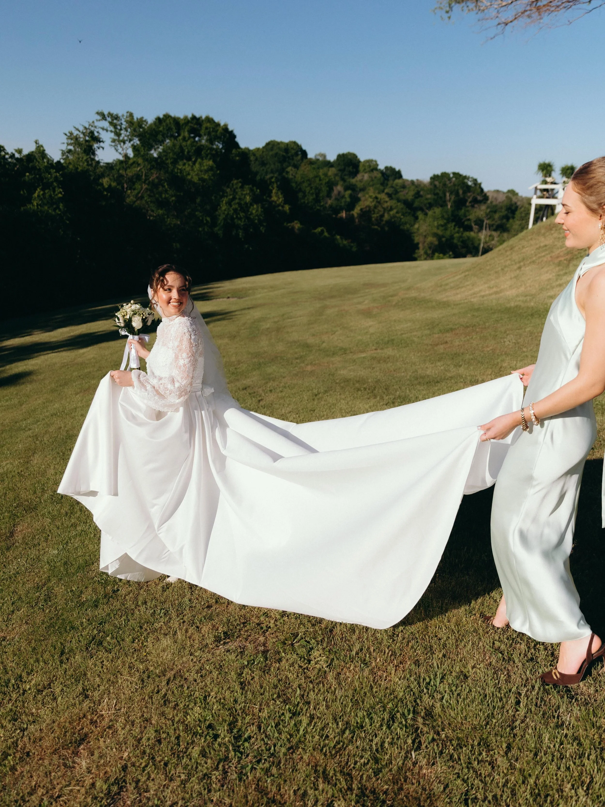 The most enchanting intimate wedding for the Jenningses 🤍✨ Campbell and Benjamin were married surrounded by their closest friends and family on a sunny spring evening. The green floral cake was so gorgeous 😍