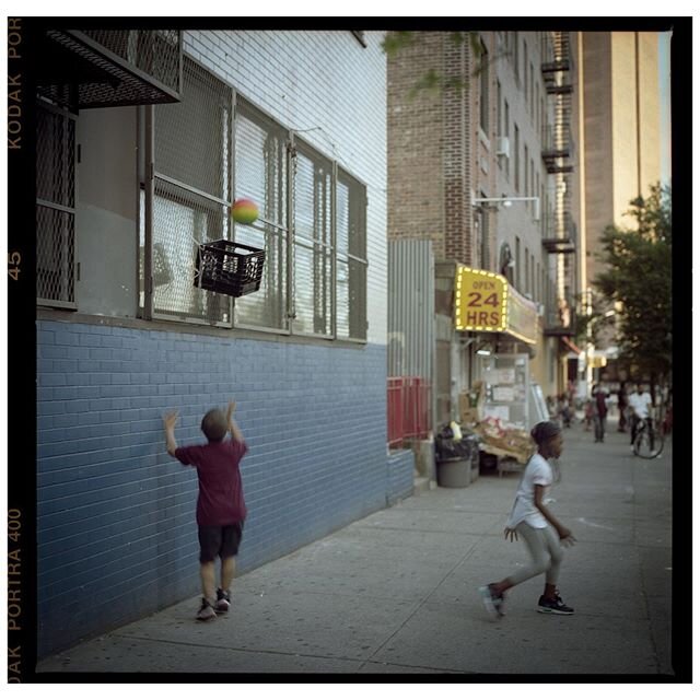 Kingsbridge Heights, the Bronx, New York City, June 2020. Kodak Portra 400 #120film
.
.
.
.
.
#icpconcerned #hasselblad501c #revolt_nyc #analogphotography #gupmagazine #kodaklosers #aintbadmagazine #6x6 #everydaybronx #filmisnotdead #deathbeforedigit