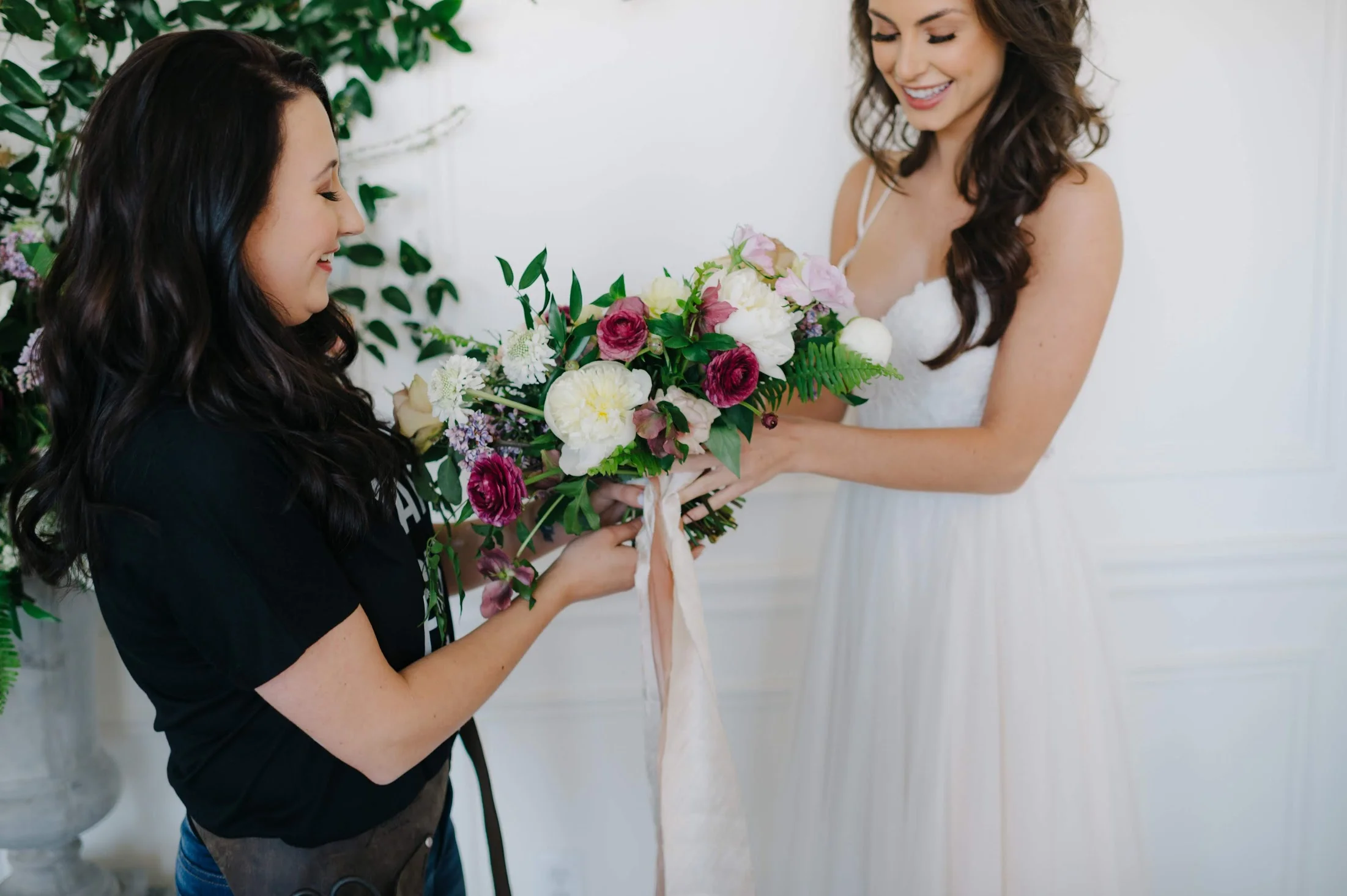 elegant_wedding_florist_michigan_minimal_designer_16-9.jpg