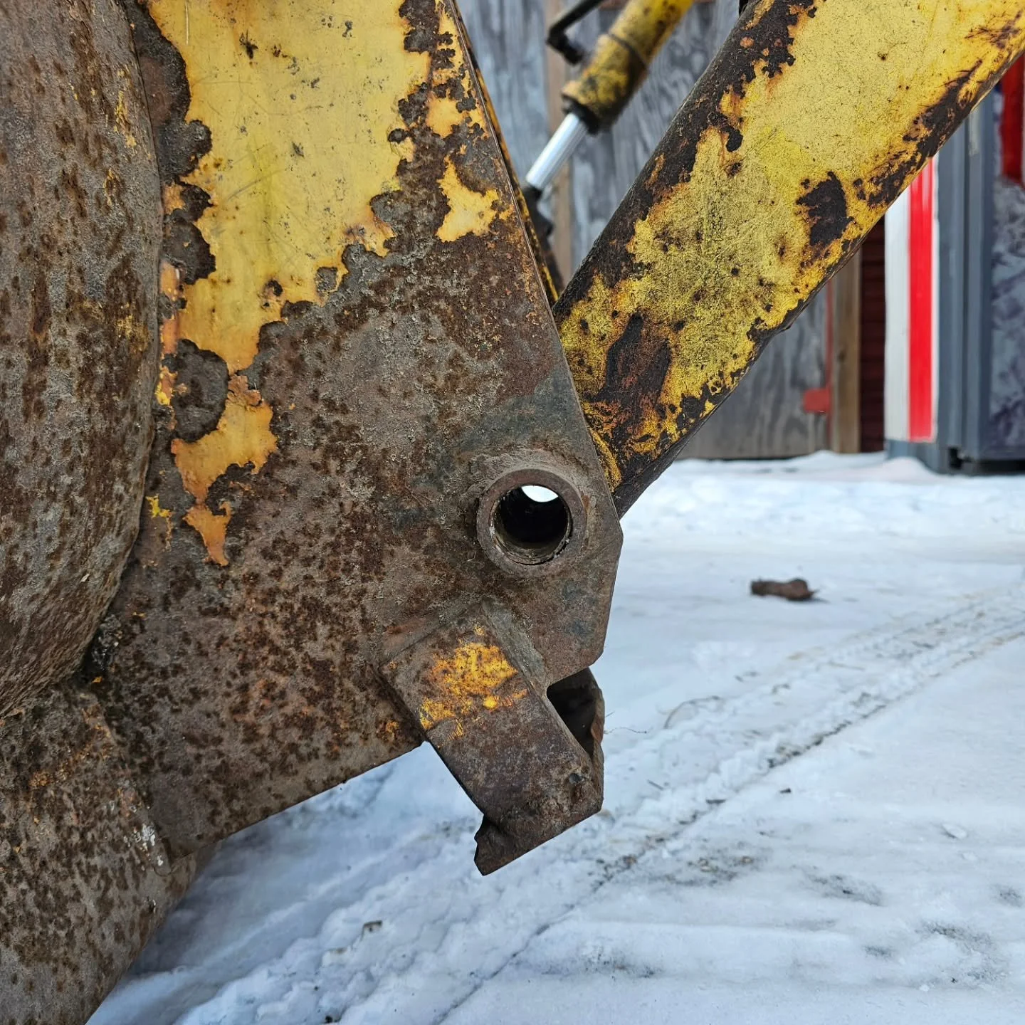 Not entirely sure when/how I lost the wrist pin on my loader... im sure ill find it when the snow melts. In the mean time 1" round stock to the rescue.