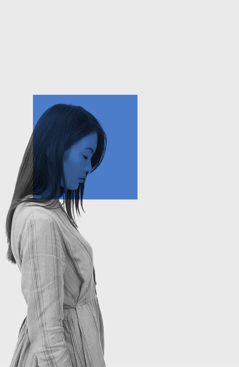 people-analytics-mulher-triste-olhando-para-baixo-em-tons-de-cinza-com-quadrado-azul.jpg