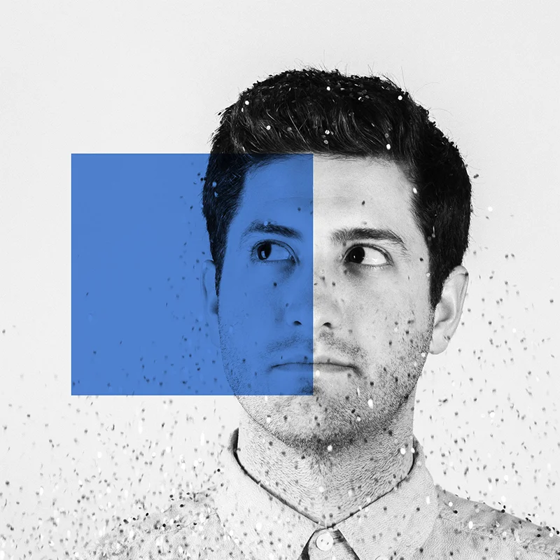 people-analytics-pesquisa-de-engajamento-homem-com-confete-caindo-em-tons-de-cinza-com-quadrado-azul.jpg
