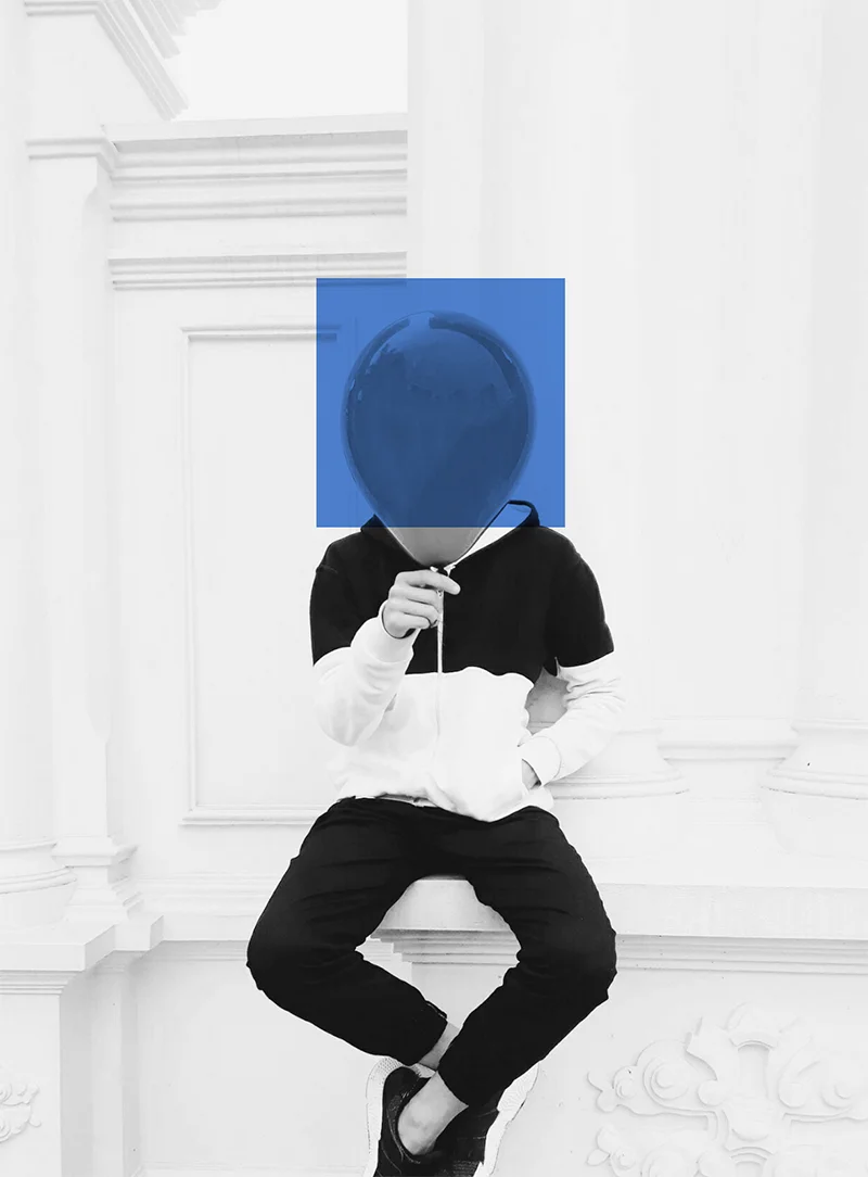 people-analytics-felicidade-homem-sentado-segurando-balao-em-frente-ao-rosto-em-tons-de-cinza-com-quadrado-azul.jpg