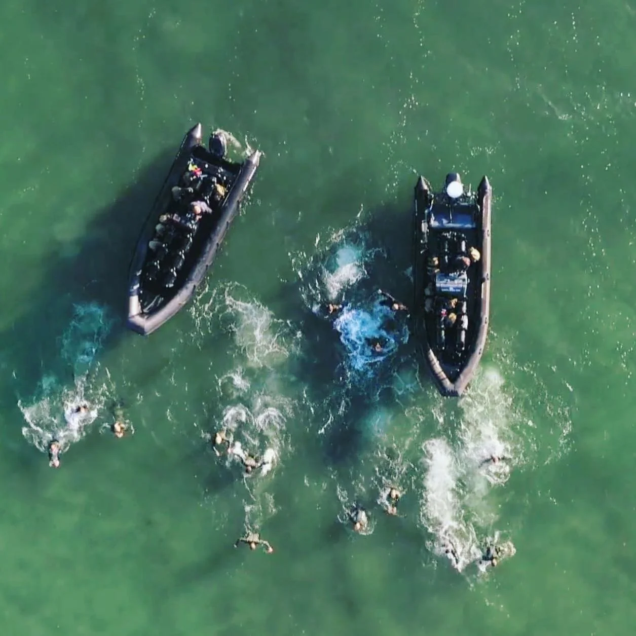 Om man &auml;r deltagare i Elitstyrkans hemligheter kan man v&auml;lja att simma in till land - v&aring;ra vanliga g&auml;ster brukar v&auml;lja att g&aring; ombord via en hamn 🤷🏻&zwj;♂️