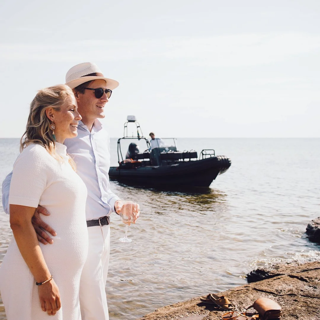 K&auml;rlek i luften p&aring; Gotland RIB, vi &auml;r glada att vi fick f&ouml;rm&aring;nen att k&ouml;ra detta vackra br&ouml;llopspar 💕

#gotlandrib #gotland #f&aring;r&ouml; #visby #sudersand #bungen&auml;s #f&aring;r&ouml;sund #gotlandstips