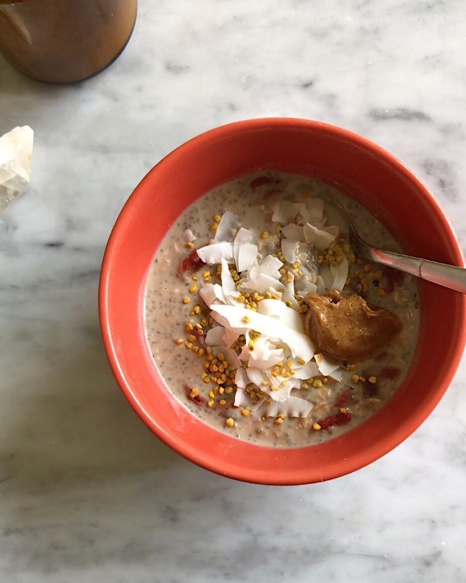 If you&rsquo;re like me, you like to actually EAT something for breakfast, (although I&rsquo;m a fan of smoothies too). I&rsquo;ve been making this every morning 🤤. If you like muesli &amp; overnight oats, you&rsquo;ll love this! 

1/2 cup almond mi