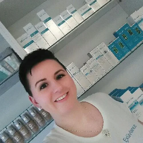 THERESE IVERSEN Senior hudterapaut Neglebehandling, Hudpleie, Exuviance Therese ble ferdigutdannet ved hudpleielinjen på Malvik vgs juni 2003, der hun i tillegg til den ordinære hudpleieeksamen også tok CIDESCO sin internasjonale hudterapeuteksamen. Hun har også negledesignerkurs fra våren 2002. Etter 15 år som ansatt i en salong i midtbyen, tok hun med seg sin lange erfaring og all kunnskap hit til vår salong på Heimdal og startet opp mai 2018.