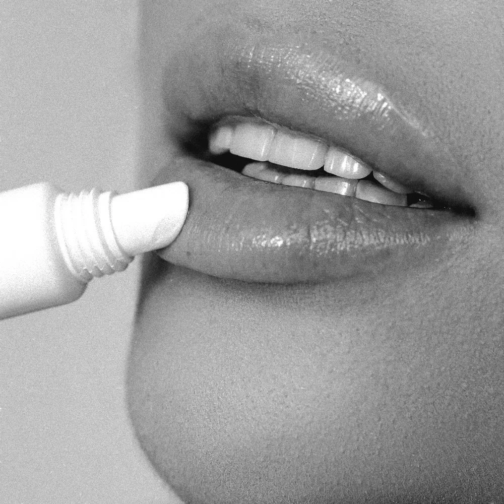 LIPSMART - get smart about your lips!
Lipsmart er en intensiv fuktighetsgivende lip balm for såre, tørre og sprukne lepper som kan brukes av alle. Den holder leppene dine fuktet i inntil fire timer og bygger opp en beskyttende barriere