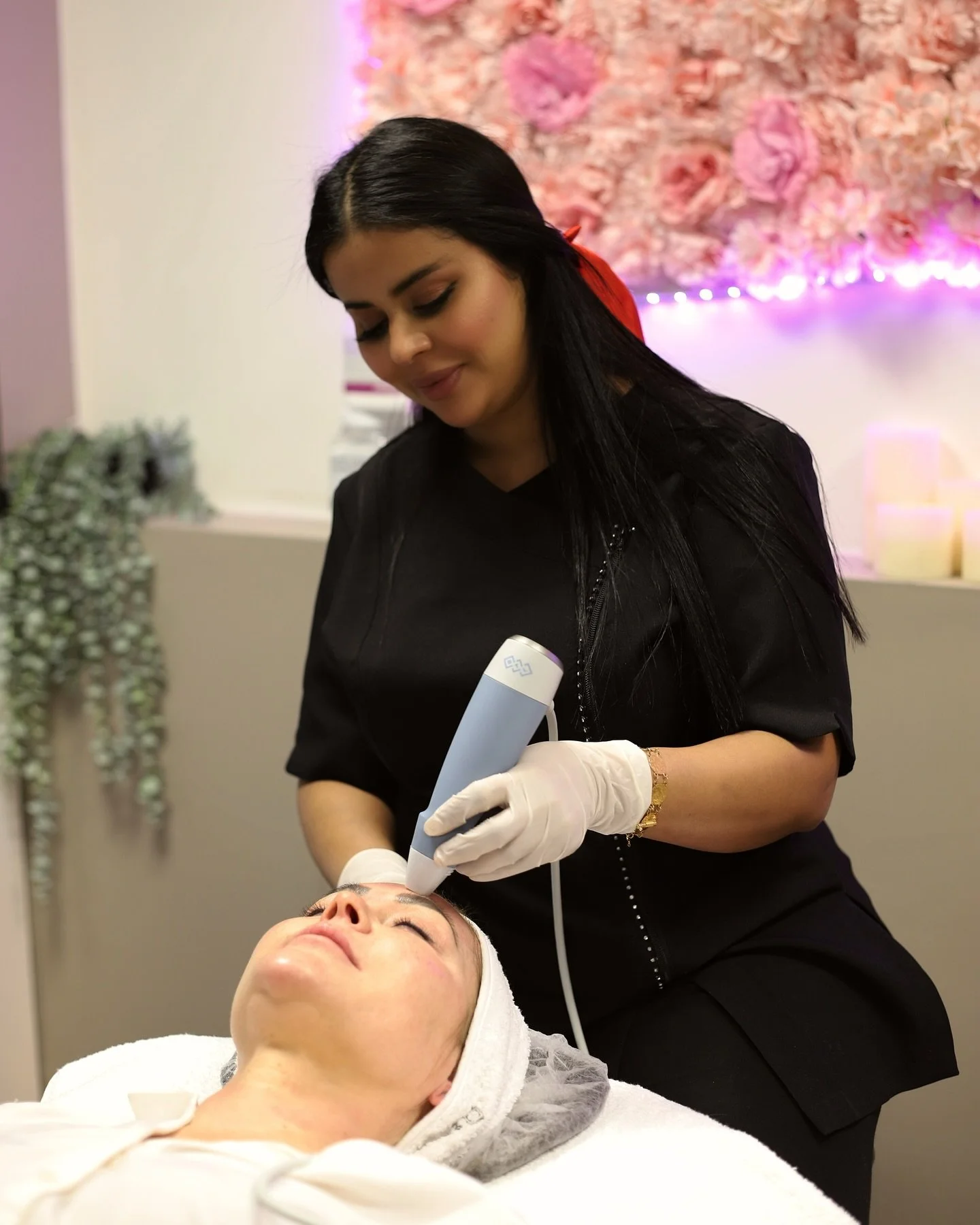 5 gode grunner til å behandle med EXION Fractional RF Microneedling for ansikt og kropp:
1.  Effektiv behandling av flere hudproblemer:
EXION Fractional RF Microneedling kan behandle et bredt spekter av hudproblemer, som rynker, fine linjer, s