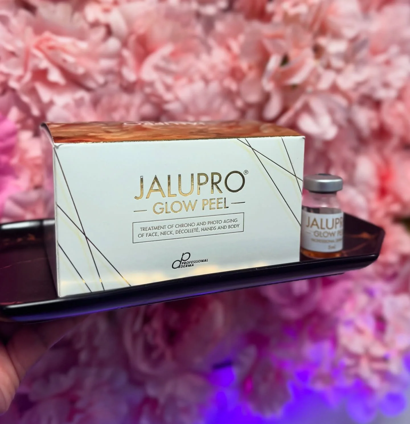 Jalupro GLOW PEEL!
En profesjonell peeling utviklet for å skape synlige og langvarige resultater med minimal behandlings- og restitusjonstid. Takket være dens avanserte formula kombinerer den effektiv eksfoliering og hudforbedring, noe s