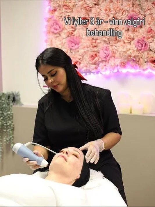 🎉 Beautician Klinikk fyller 8 år – og DU kan vinne en luksuriøs behandling! 🎉
I oktober 2017 åpnet vi dørene for aller første gang – og nå, 8 år senere, ønsker vi å feire med en