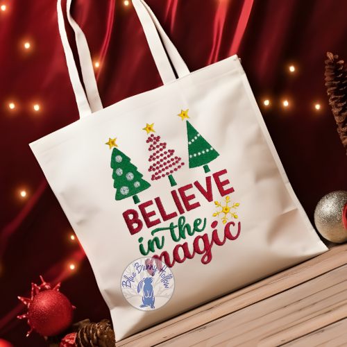 Festive Christmas tree embroidery design.