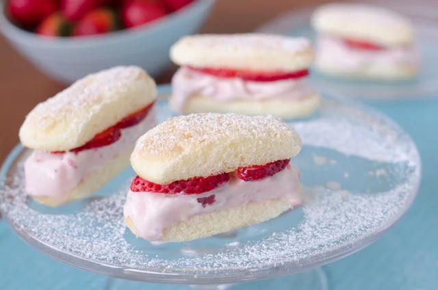 Starbucks - Strawberry_Frappuccino_Sandwhiches.jpeg