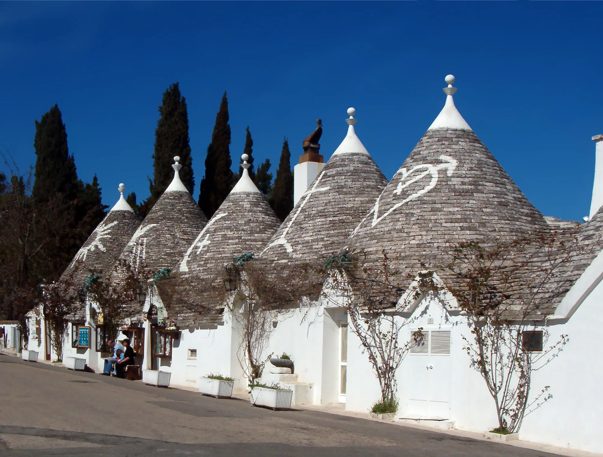 Trulli_Alberobello11_apr06.jpg