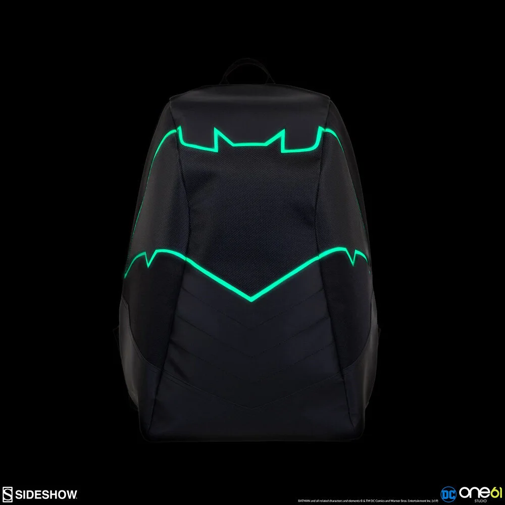 batman-illuminated-powered-backpack_dc-comics_gallery_5c884882938ff.jpg