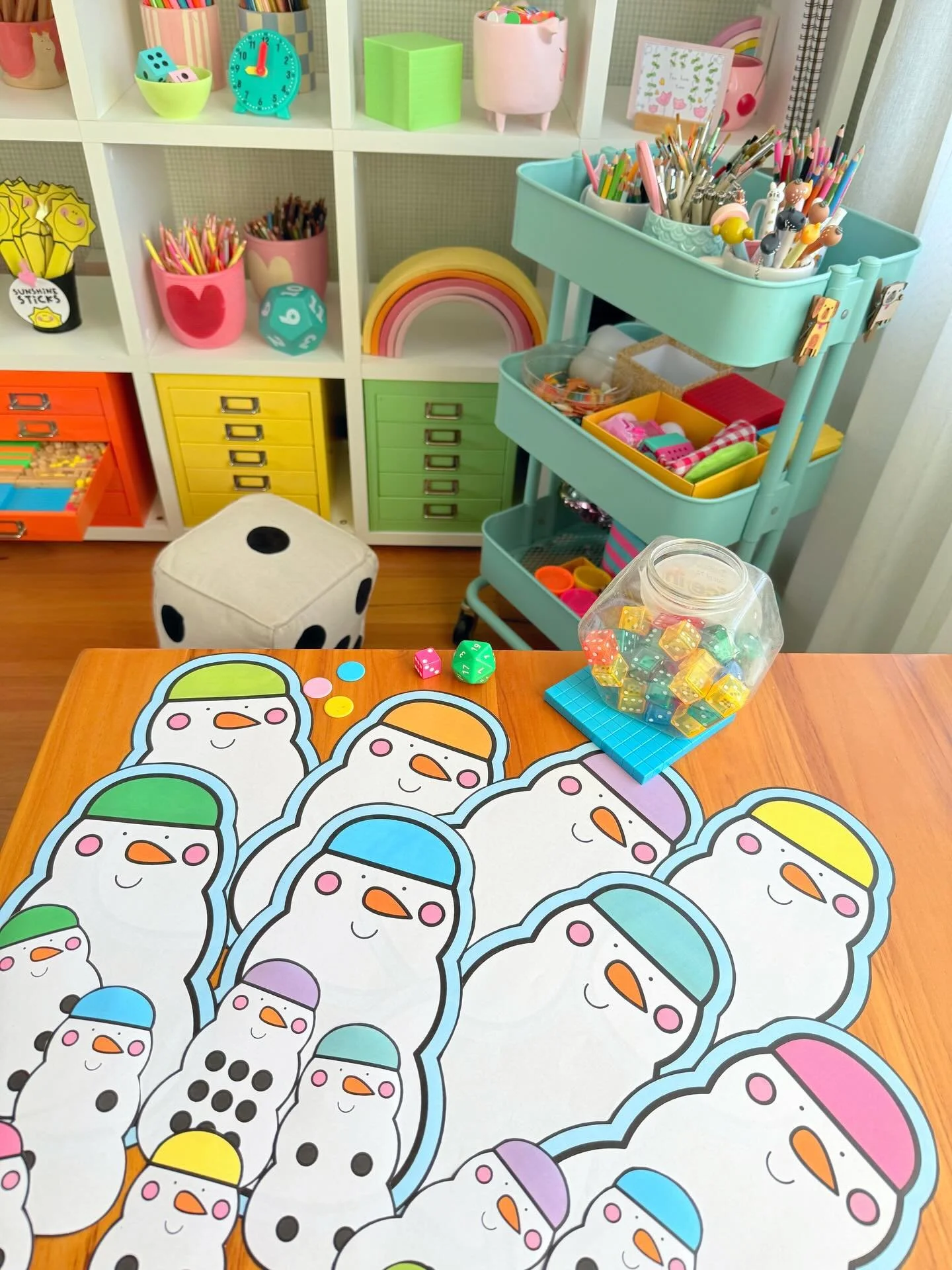 ❄️ 4 MORE ways to play with the Snowman Math Mats ⛄
Save this for later when you&rsquo;re at the math table!

Low-prep, hands-on ideas for building number sense through play 👇

⛄ 1. Roll &amp; Find
🎲 Roll a die on the BIG snowman
🔍 Search for the 