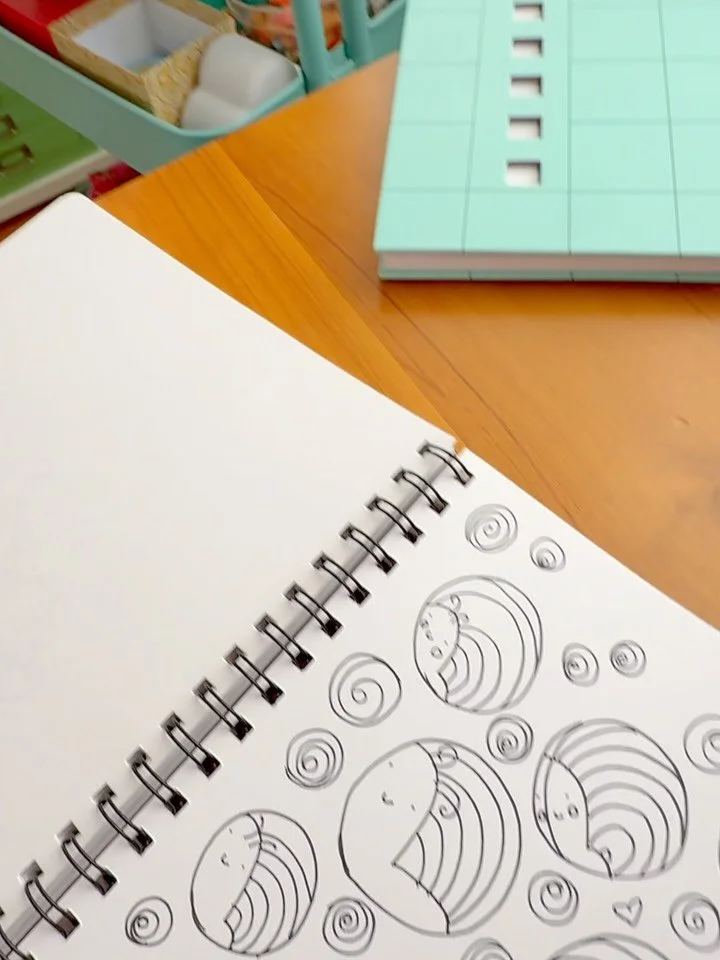 Simple + quick drawing idea if you&rsquo;re stuck today ✏️

Draw some circles&hellip; then pop an animal inside 🐌🦆

I&rsquo;ve been playing with circles and snails this week, so I combined the two in my sketchbook&mdash;and somehow a random platypu