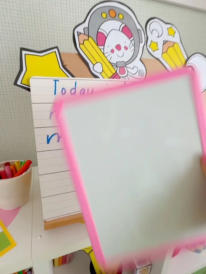 🚀 Let&rsquo;s draw a rocket! 🚀
 This one starts with a simple movement &mdash; jump up and down! &mdash; perfect for little hands and growing confidence.
You can try this drawing:
 ✨ on a mini whiteboard ✨ on paper with crayons or paint ✨ or on pri