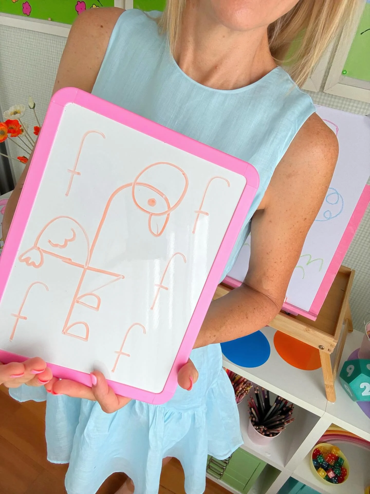Start with a big lowercase f&hellip; and turn it into a flamingo! 🦩✨
A fun, simple way to practice letter formation while getting creative with a splash of paint.

Try it with your little learners and watch their confidence grow&mdash;one letter at 