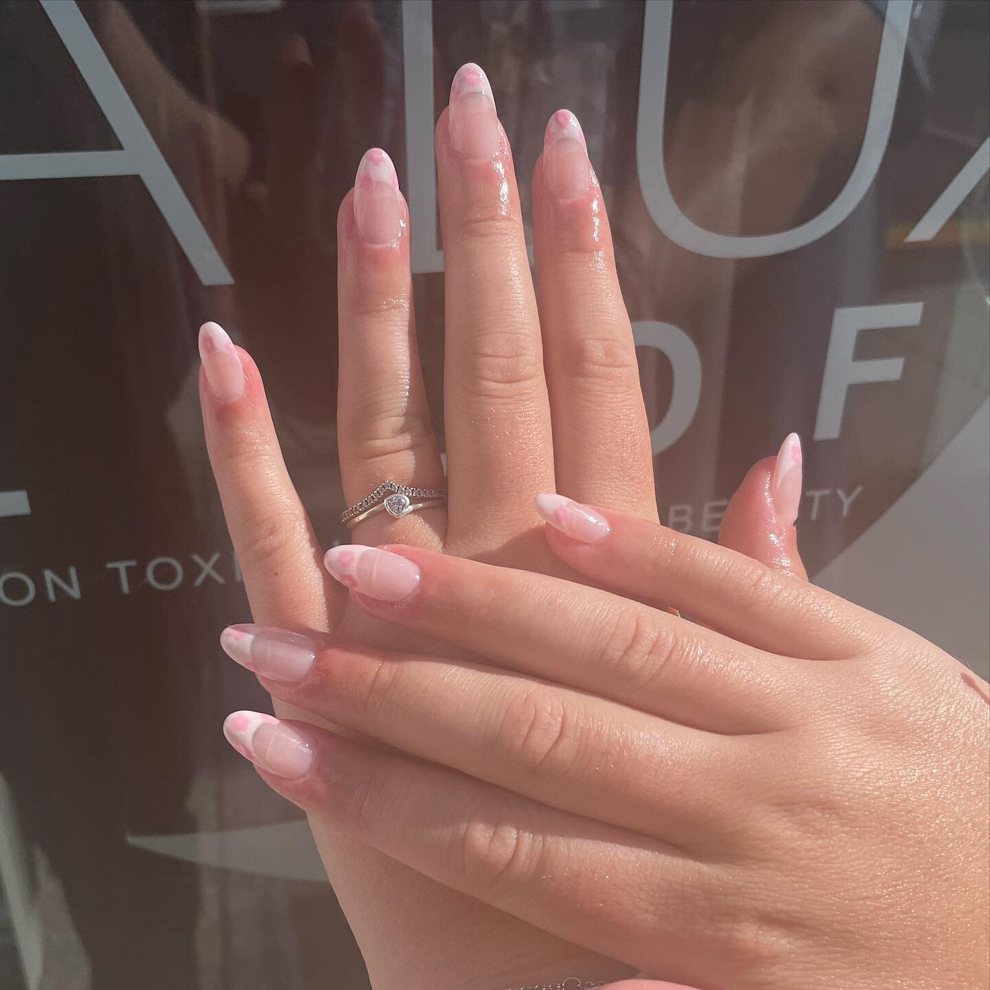 cute summer set 🌸
:gel x set + elaborate nail art:
🚫Fume Free
🚫Dust Free
🚫No drilling on the natural nail 
🚫Fast and Easy Soak Off 
🐰Cruelty Free 
🌱Vegan Friendly 
📆3-4 Week Wear 
 #gelxnails  #apres #gelxtampa #fullset #nails #nailart #tampa