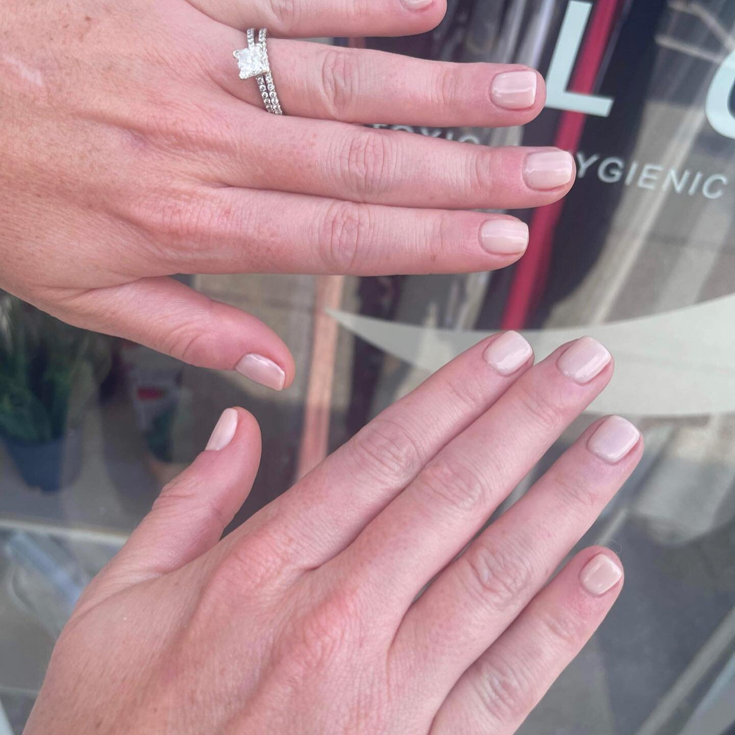 nothing wrong with being nude sometimes 😏😉
:Gel mani:
🚫Fume Free
🚫Dust Free
🚫No drilling on the natural nail 
🚫Fast and Easy Soak Off 
🐰Cruelty Free 
🌱Vegan Friendly 
📆2 Week &ldquo;no chip&rdquo; guarantee 
 #gelxnails  #apres #gelxtampa #f