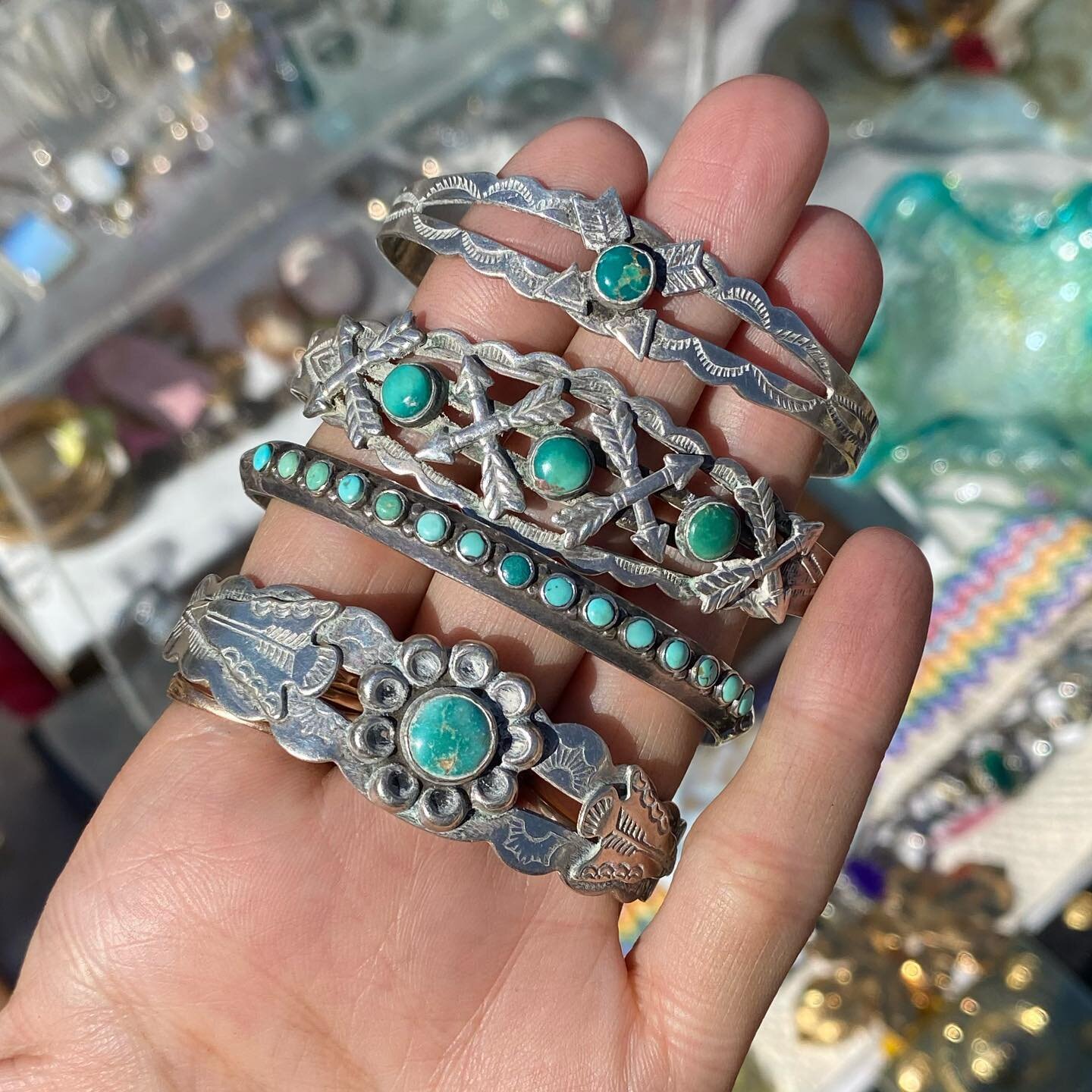 Brimfield 💗✨@thebrimfieldshow

Follow @twinheartsny for estate jewelry. #goldandsilver

.
.
.
.

#brimfield #brimfieldantiqueshow #vintagejewelryforsale #vintagejewelry #estatejewelry #navajojewelry #sterlingsilver #sterlingsilverjewelry #sterling #