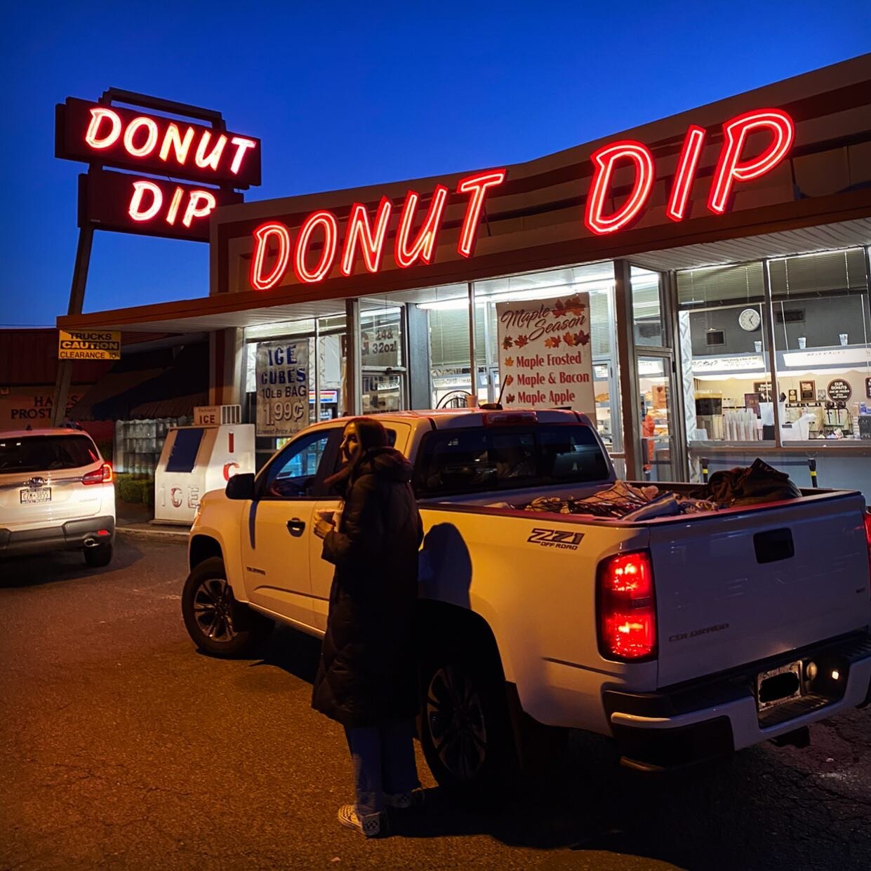 @thebrimfieldshow detour! @donutdipinc 🤗🍩💞☕️✨📸 @krissyl 

.
.
.
.

#brimfield #brimfieldantiqueshow #vintageneon #neonsign #vintagesigns #vintagesign #neonsigns #twinheartsvintage