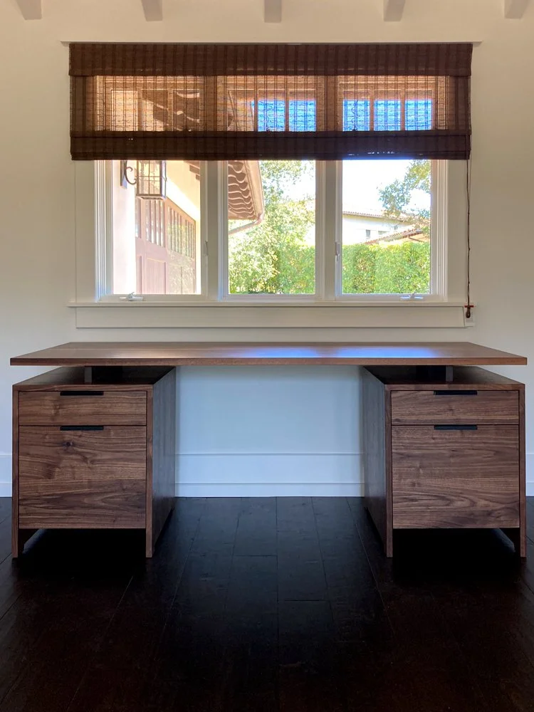 DESK IN WALNUT