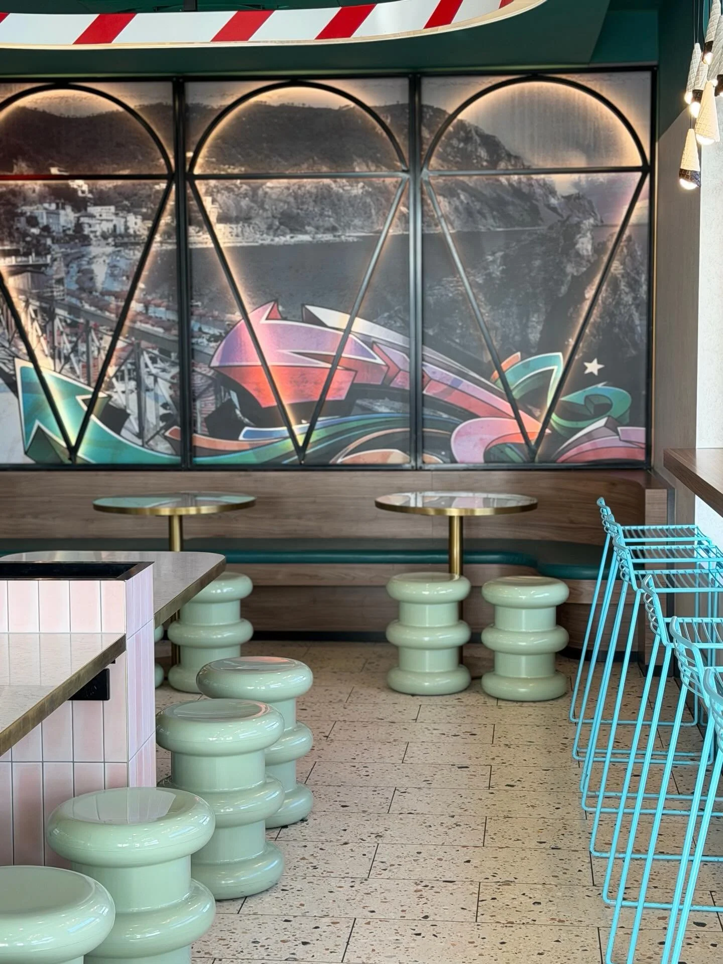 When the weather cools down, our indoor dining space is the perfect spot to enjoy our delicious cold and warm treats! Tag that special someone you'd share your favourite dessert with 🫶🍦