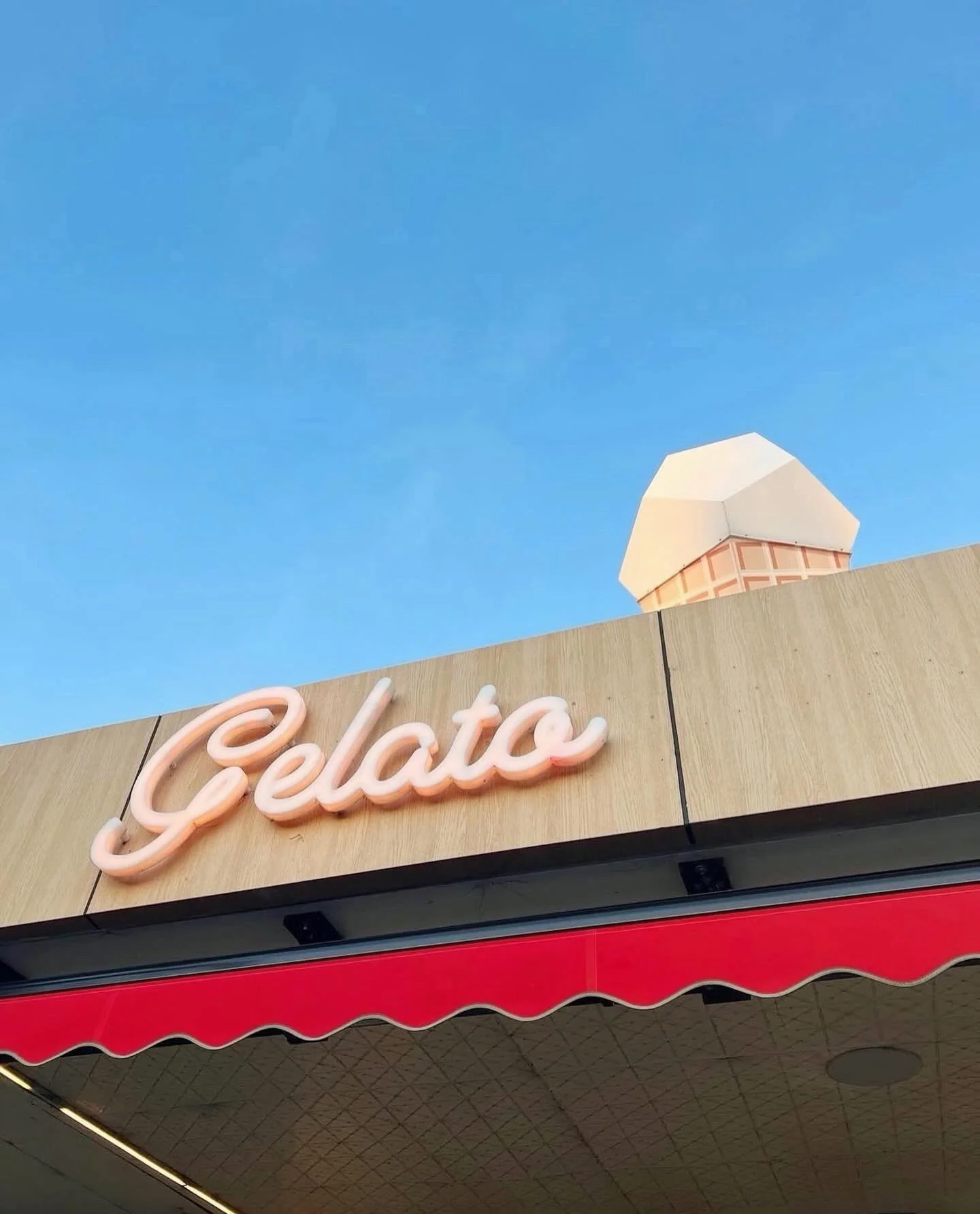 Sun&rsquo;s out, mood&rsquo;s up, and it&rsquo;s basically illegal not to eat gelato this week ☀️🍦😋
Tuesday called&hellip; it wants you outside with a scoop in hand 🙌