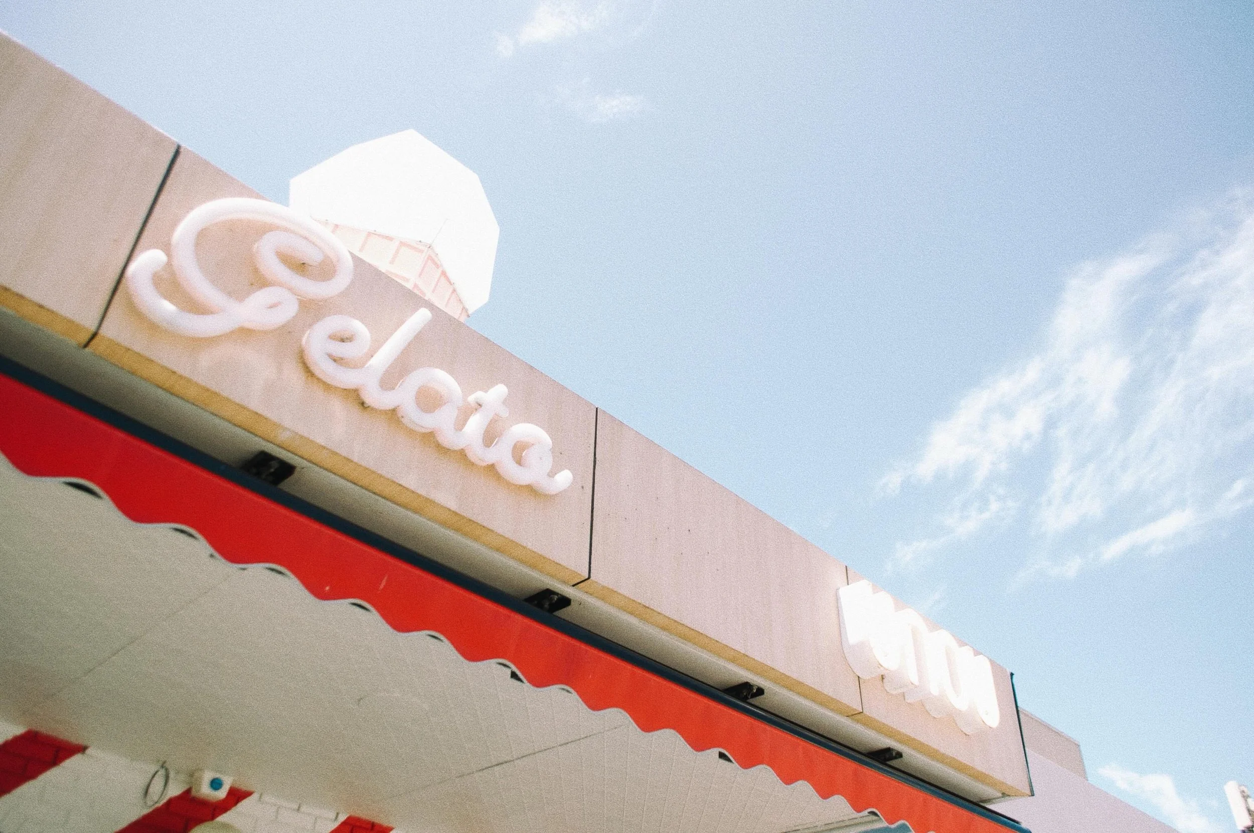 Suns out 🫶☀️ Enjoy the rest of this warm weather a with a scoop from us 🤗