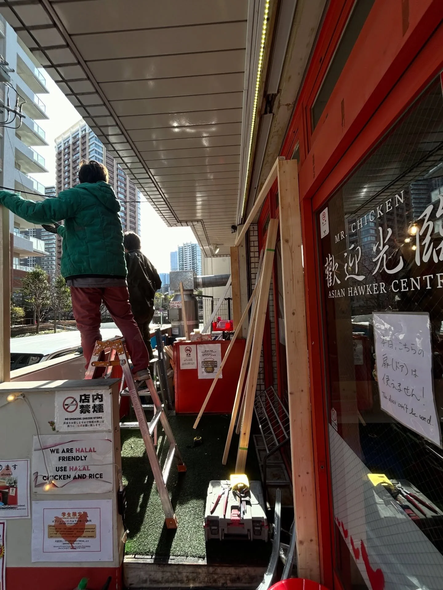 今五反田店のテラス席、改造中です。冬は寒かったけどこれからは冬でもご利用出来ます👏
完成するまでもう少しお待ちくださいませ☺️

The terrace seats of the Gotanda store are currently being remodeled. It was cold in winter, but from now on it can 👏 be used in winter
Please wait ☺️ a little longer for it to be com