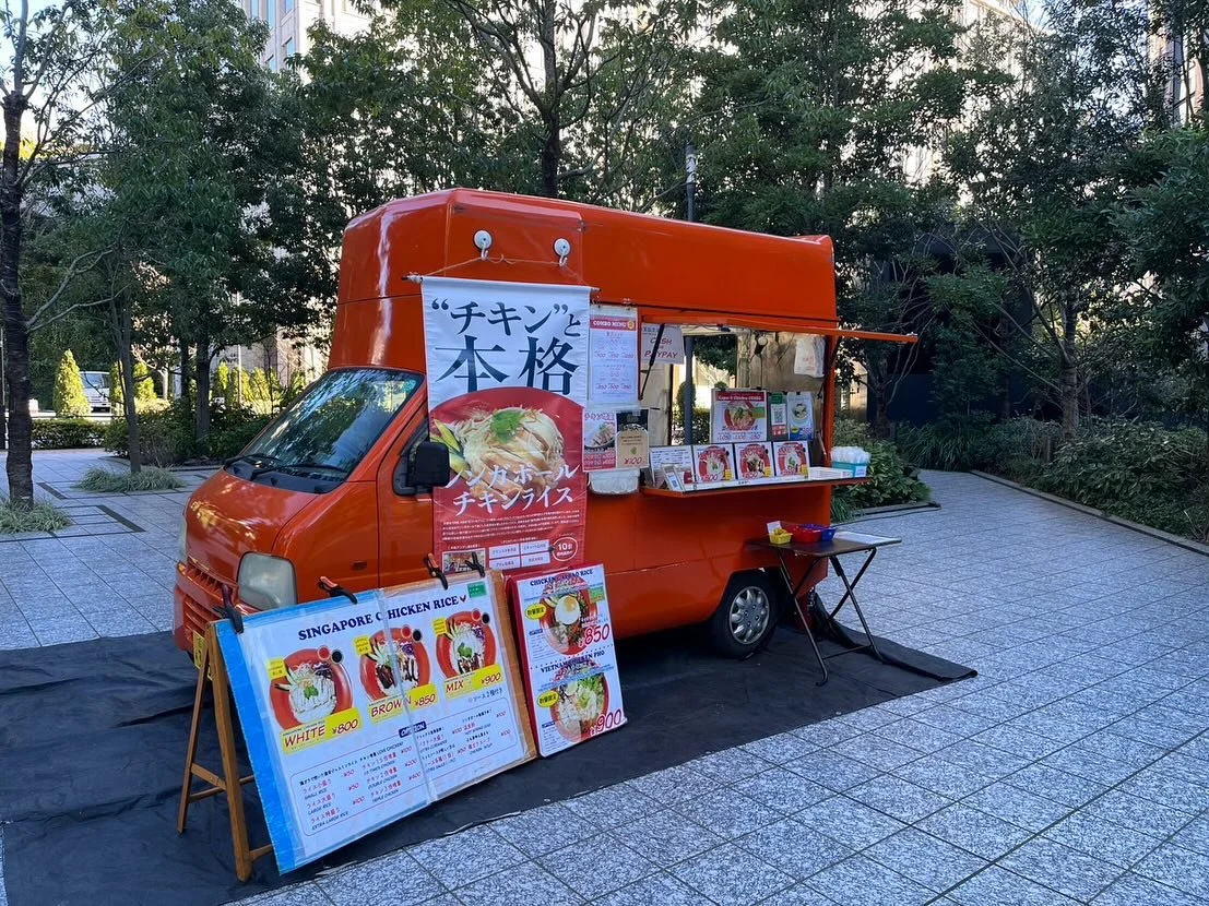 📢 新規オープンのお知らせ 🚚✨

本日より
住友不動産 大崎ツインビル東館 にて
Mr.Chicken鶏飯店のキッチンカーがスタートしました！

本場仕込みの
🍗 シンガポールチキンライス
ふっくらご飯と、しっとりチキン。
ランチにぴったりの一皿をご用意しています🇸🇬

お近くの方、
お仕事の合間にぜひお立ち寄りください😊

━━━━━━━━━━━━━━
🗓 毎週木曜日
⏰ 11:30〜14:00
📍 住友不動産 大崎ツインビル東館
（東京都品川区北品川5丁目1-18）
━━━