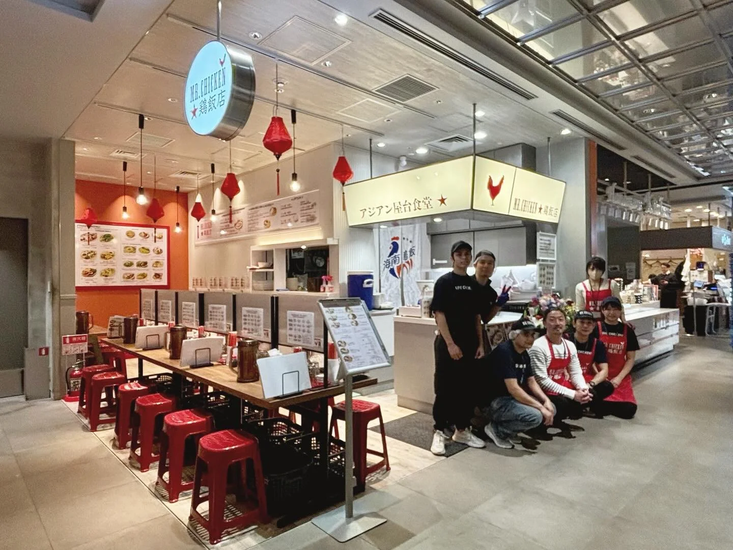 本日ついに！

Mr.Chicken鶏飯店 日本橋高島屋s.c.店が
無事オープンいたしました🐓🐓🐓✨

朝からたくさんのお客様にご来店いただき
初日にもかかわらず、お昼には
列ができるほどの大盛況となりました。

スタッフ一同、心より御礼申し上げます☺️

一方で、初日ということもあり
お食事の提供やお会計でお時間を
頂戴してしまう場面がございました。

お待たせしてしまったお客様には、
心よりお詫び申し上げます🙇&zwj;♀️

本日の反省をしっかりと活かし、
明日からさらにスムーズ