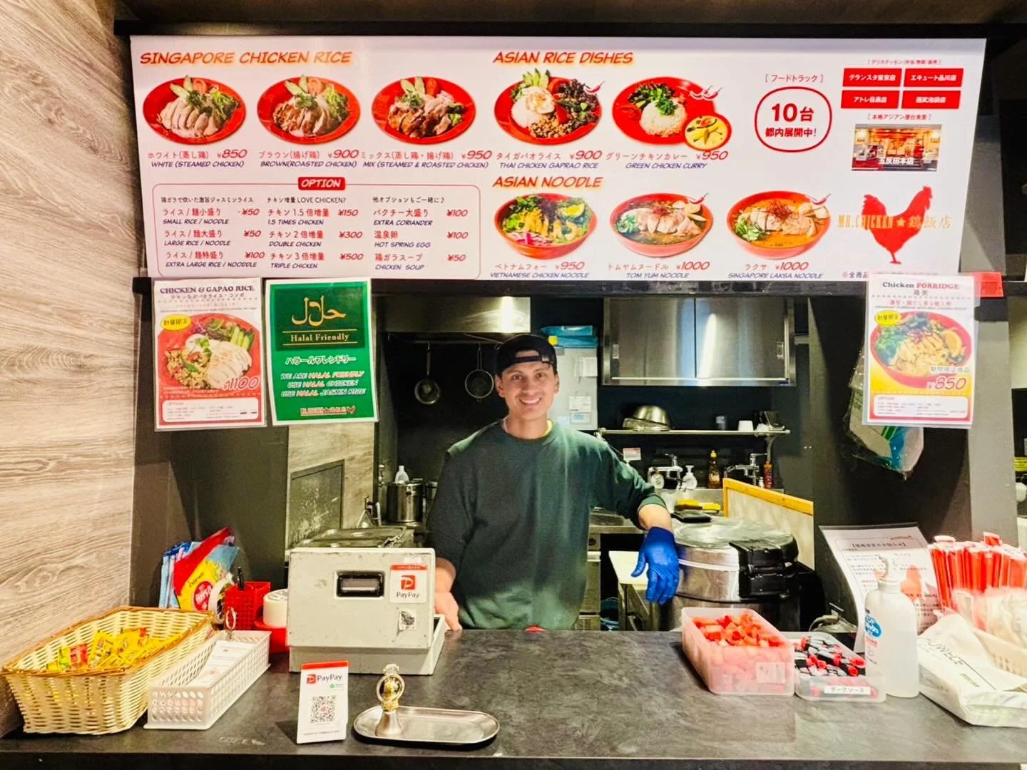 こんにちは😊

本日は、東京大学　本郷キャンパス内にある
ネオポンテ　TOKYOのご紹介です🐓✨✨

実は、東大のキャンパス内でも
できたてのMr.Chickenのお料理が
食べられちゃうのをご存知でしょうか🤤🍽️

看板メニューのチキンライスだけではなく、
ガパオライスや、フォーにラクサも
ご用意しております🇸🇬🇹🇭
（中の人はとにかくグリーンカレー推し&hellip;🫶）

そして、皆さまにお伝えしなければならない
重要事項が...🫢

ここを仕切っているのは、
Mr.C