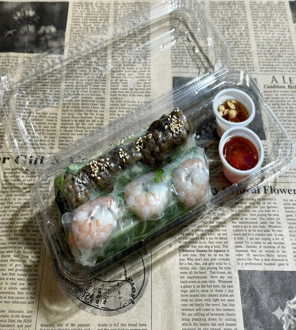 ＼新商品のお知らせ🐓✨／

Mr.Chicken鶏飯店
📍エキュート品川店
📍アトレ目黒店
📍グランスタ東京店
📍西武池袋店

では、先週金曜日より
牛肉入り生春巻きが新登場👏✨

まずは気軽に試したい方には&hellip;
👉 牛肉生春巻き（ハーフ）　&yen;594

海老も牛肉も楽しみたい方には&hellip;
👉 海老生春巻き＆牛肉生春巻き 2種盛り &yen;972

甘辛く味付けした牛肉と、特製魚醤ソースが相性抜群✨
ボリュームもあって満足感たっぷりの一品です😊
ぜ