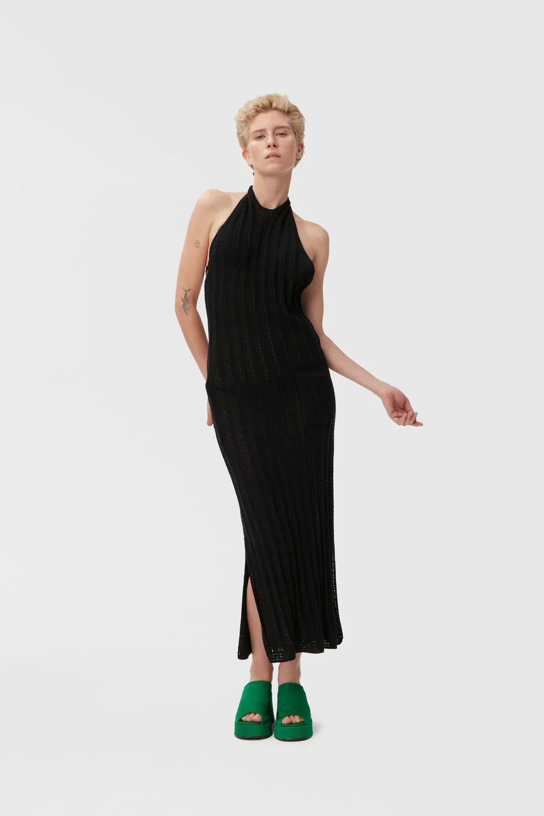 ganni-ribbed-knitted-halterneck-midi-dress-black-ruha2_2048x2048.jpg.webp