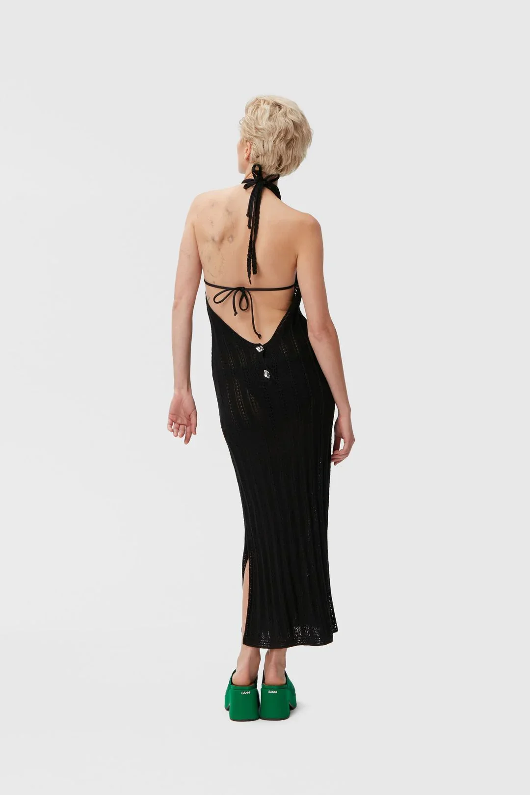 ganni-ribbed-knitted-halterneck-midi-dress-black-ruha3_1_2048x2048.jpg.webp