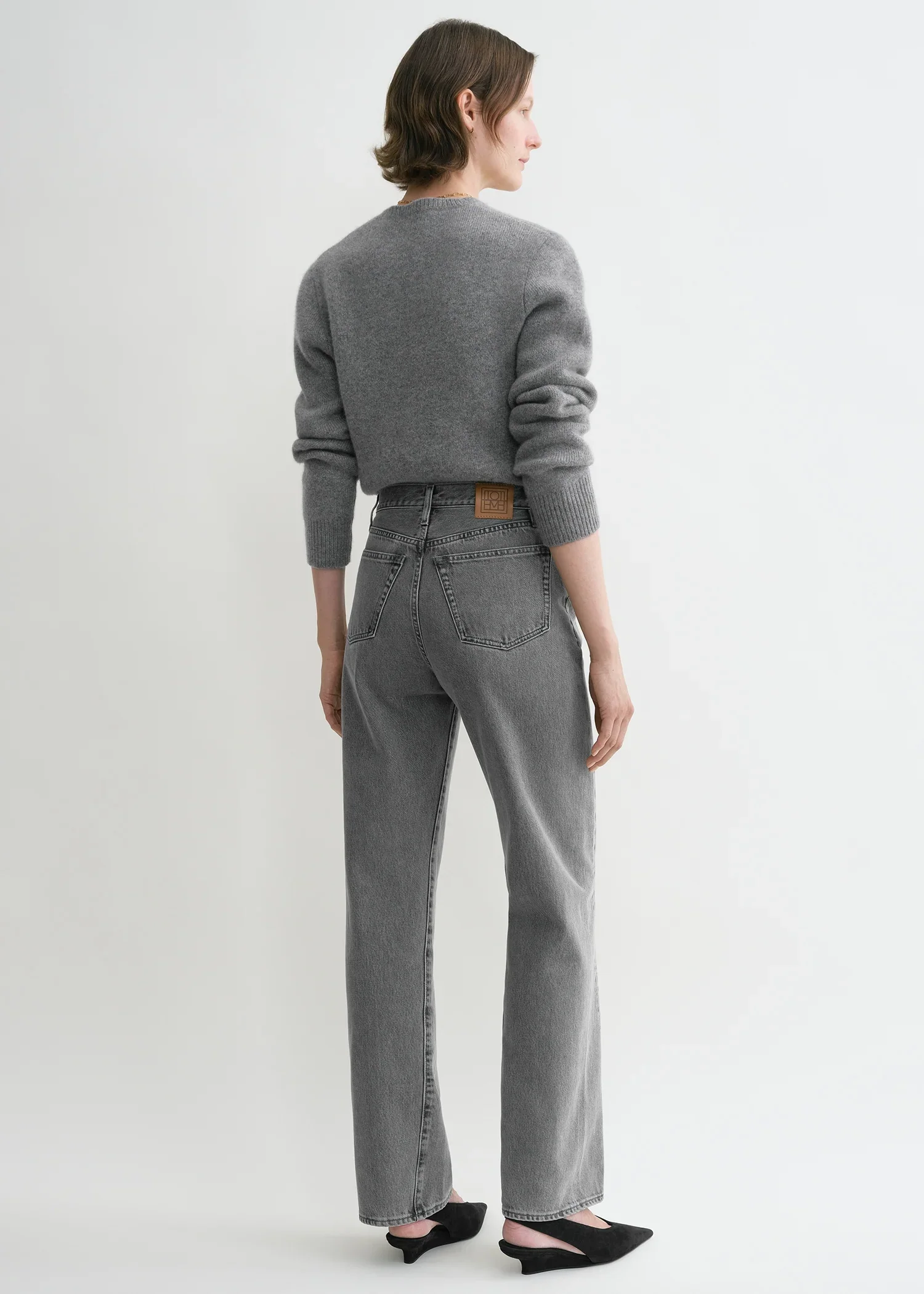 TOTEME_ECOM_FW24_DENIM_241-WRB1214-FB0083_TWISTED_SEAM_DENIM_FULL_LENGTH_MID_GREY_056.jpg.webp