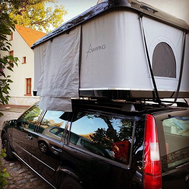 Auf geht&rsquo;s in ein langes Wochenende, nat&uuml;rlich mit Dachzelt 🚙⛺️ Mit einem Hartschalendachzelt geht der Auf- &amp; Abbau noch einfacher ⏱ Dieser Zelttyp ist besonders f&uuml;r Traveller zu empfehlen, die nicht lange an einem Ort verweilen,