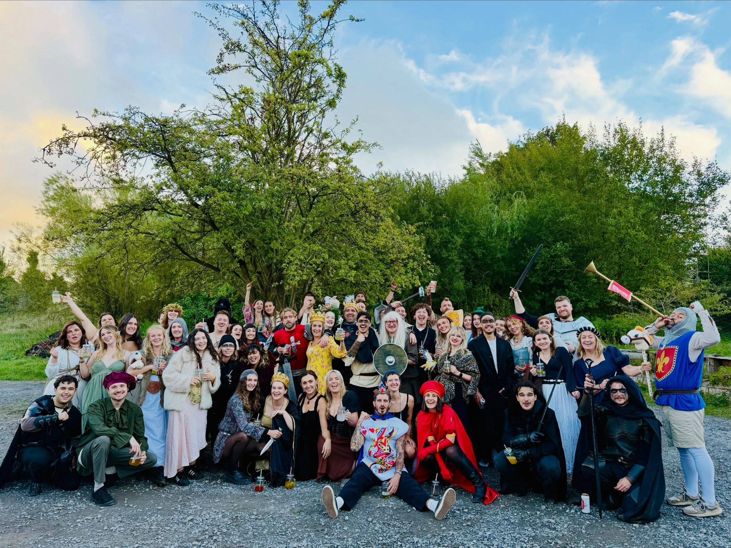 This is what we do when we get to dress our Grade II converted cow sheds ready for a 21st Century Medieval banquet ... and what a hoot it was too

Top team effort from everyone at @fernhillfarm1 for their input into growing the most amazing vegetable