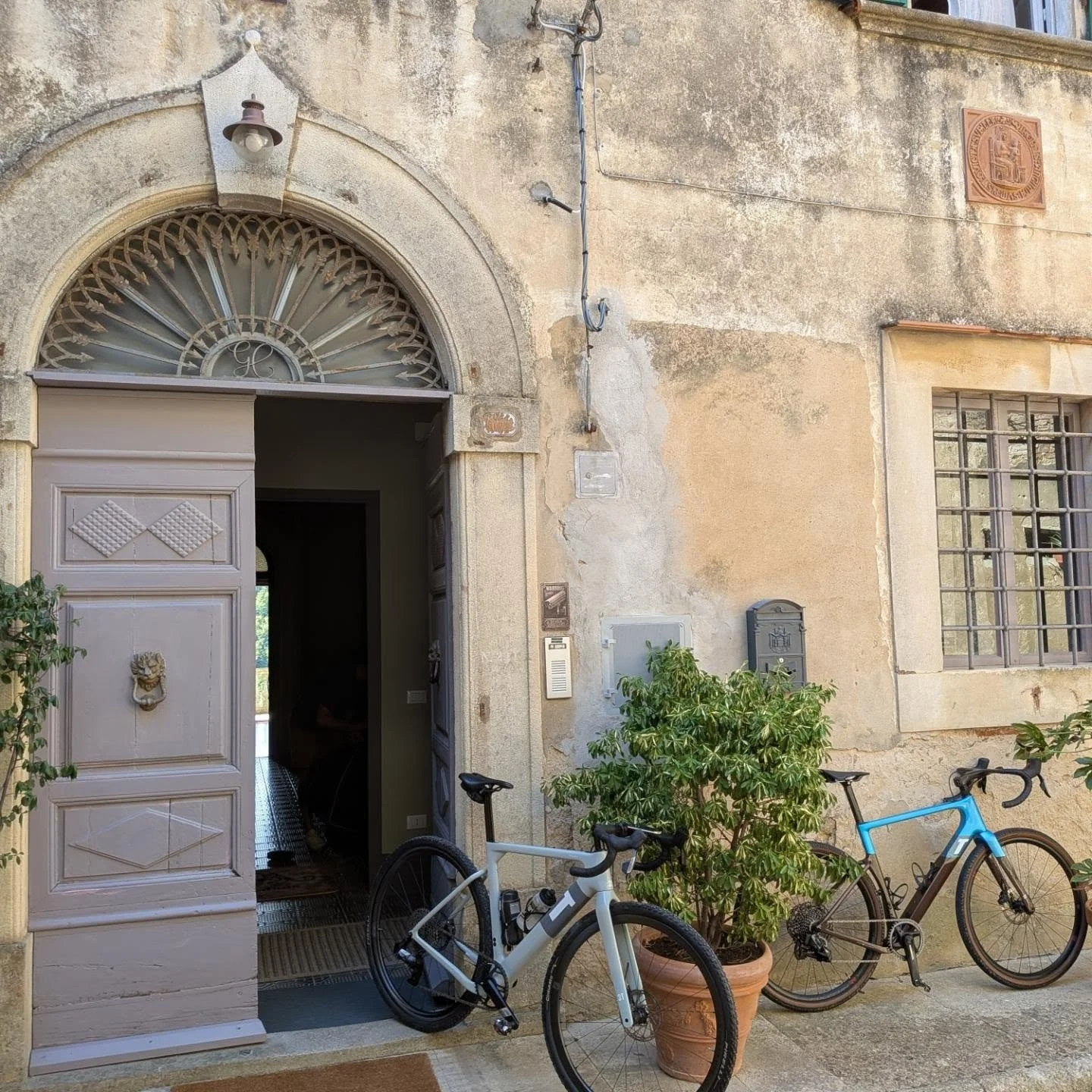 Getting ourselves installed in @villaloredana2024 na2024 for our weekend with @cincinuk in Tuscany. Looking forward to some gravelly trails and delicious food. Maybe with more than one dip in the pool. @3tbike are ready to roll