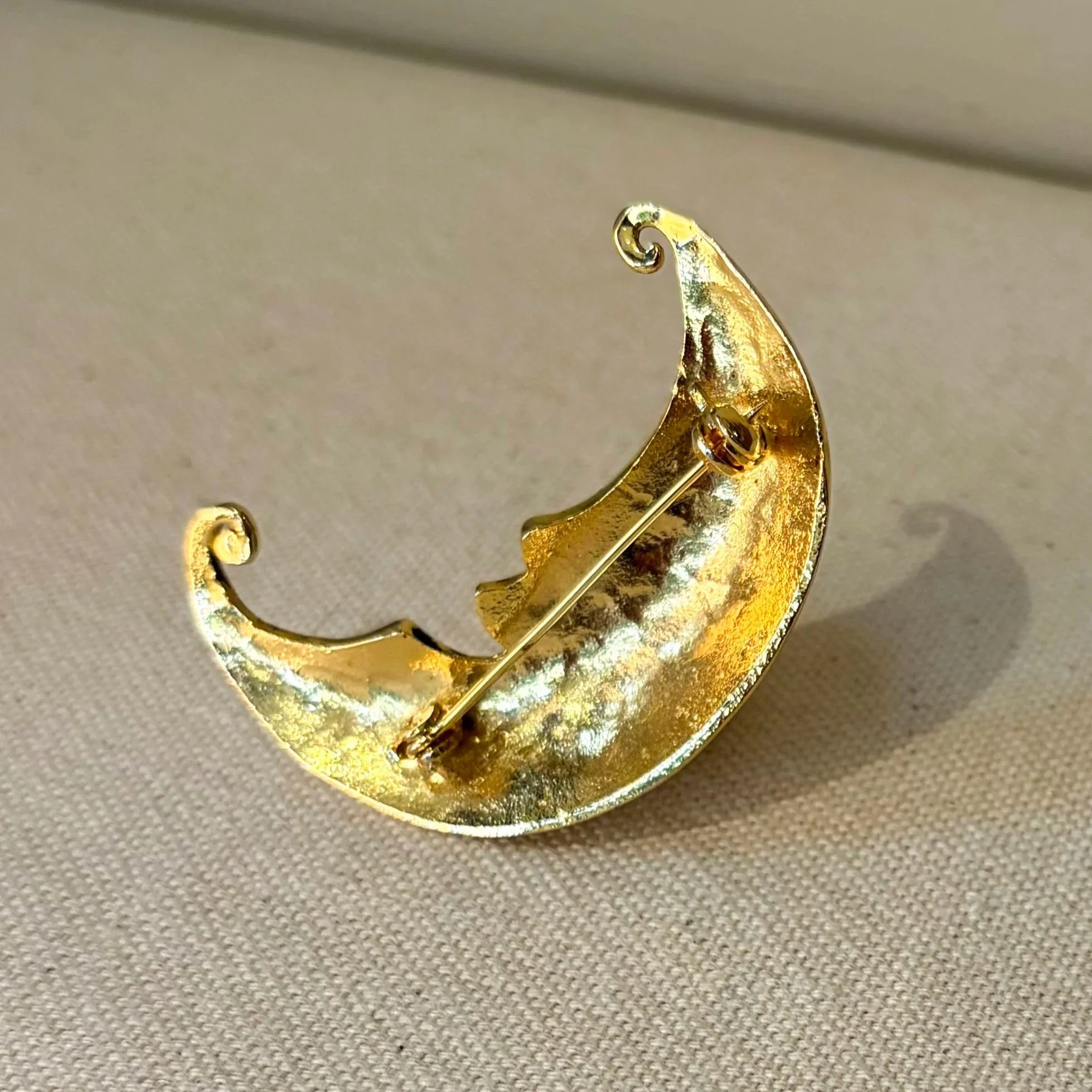 AS_TU%2C+Vintage%2C+1980s%2C+celestial+crescent+moon+gold+brooch.jpg